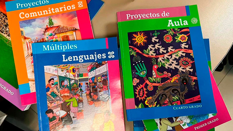 Padres de familia de Puebla se manifiestan; piden cancelar distribución de Libros de texto  