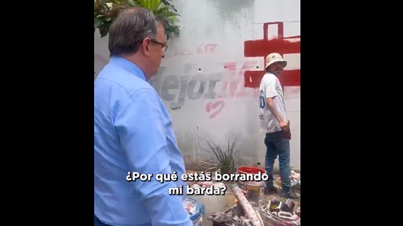 Encara Ebrard a trabajador que borraba una barda con su imagen, pintaba a favor de Sheinbaum 