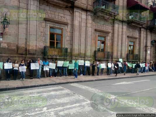 Rechazados de la UMSNH se manifiestan frente a Palacio de Gobierno - Foto 1 