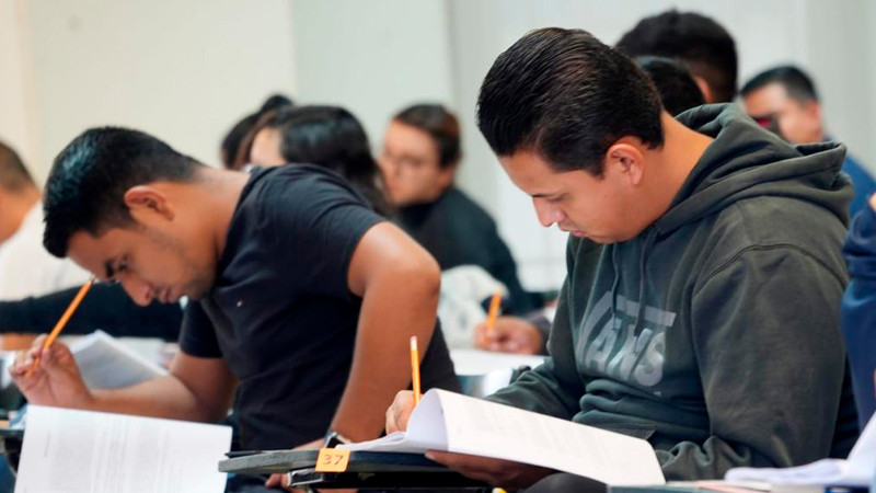 Evalúa CENEVAL a 654 estudiantes de la UMSNH con Examen General de Egreso 