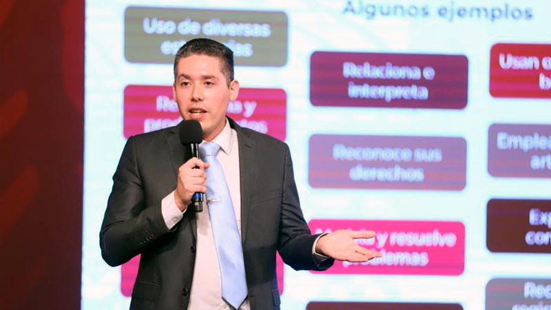 Libros fortalecerán valores: maestro michoacano en Palacio Nacional 