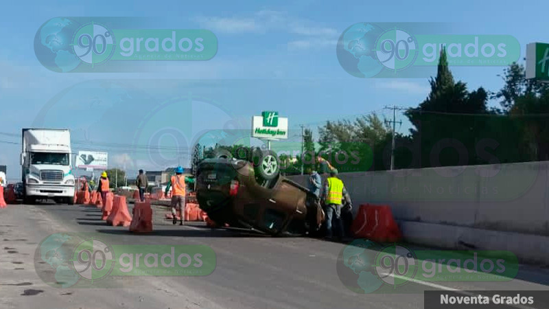 Vuelca auto en Paseo 5 de Febrero, en Querétaro 