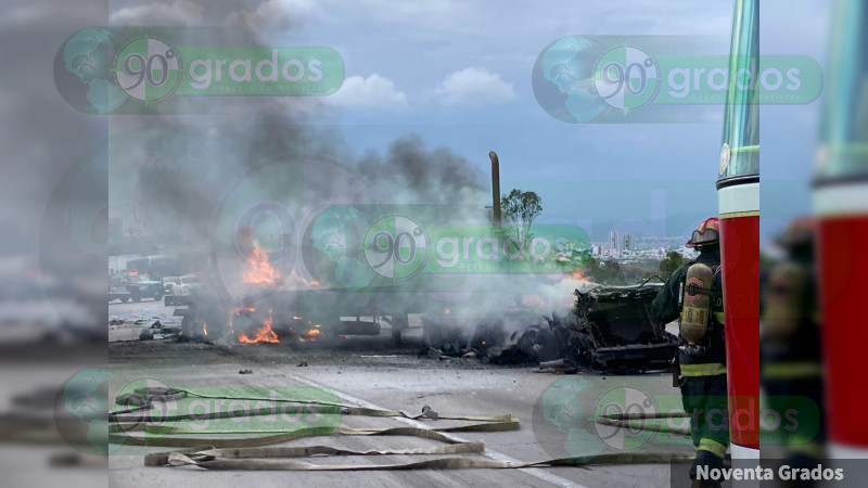 Se incendia trailer en la autopista federal 57 México- Querétaro 