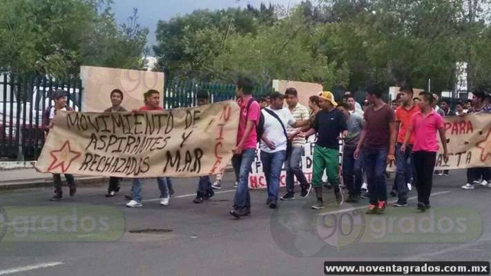 Marchan en Morelia para exigir espacios en la Universidad Michoacana - Foto 0 