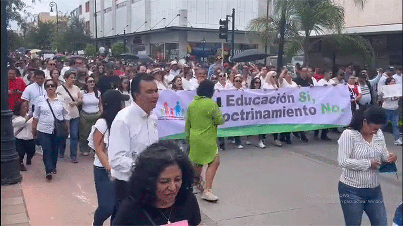 Padres de familia de Aguascalientes protestan por “contenido ideológico” de libros de texto gratuito 