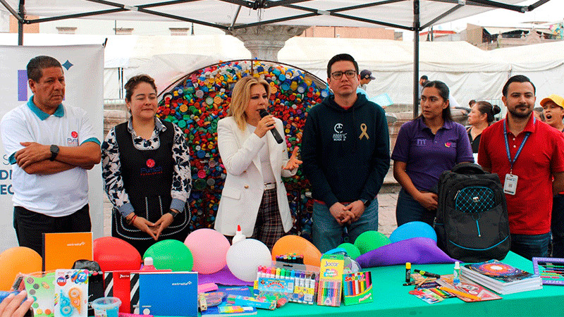 Gobierno de Morelia entrega 65 kits escolares a estudiantes 