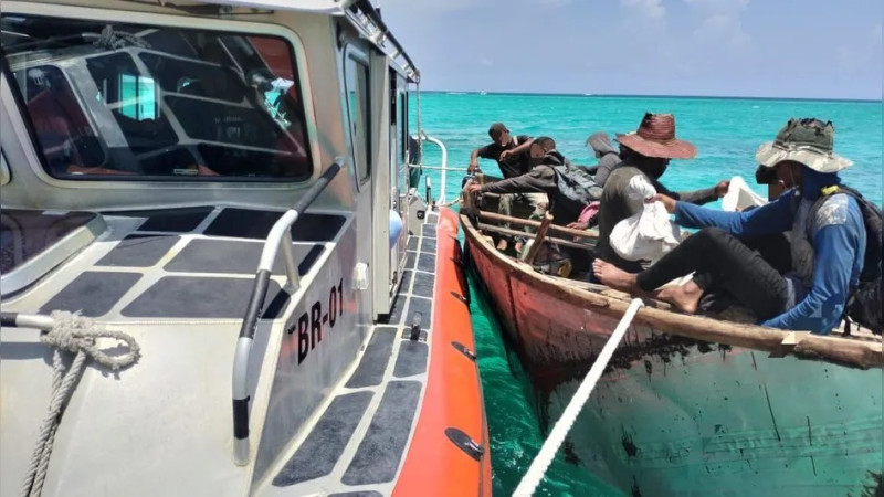 Rescatan a 12 cubanos en costas de Cancún 