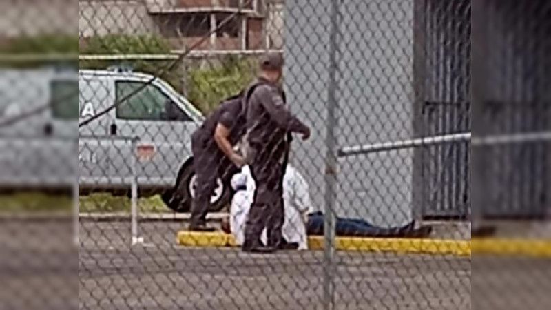 Hallan a dos hombres muertos al interior de una camioneta en Ciudad Hidalgo