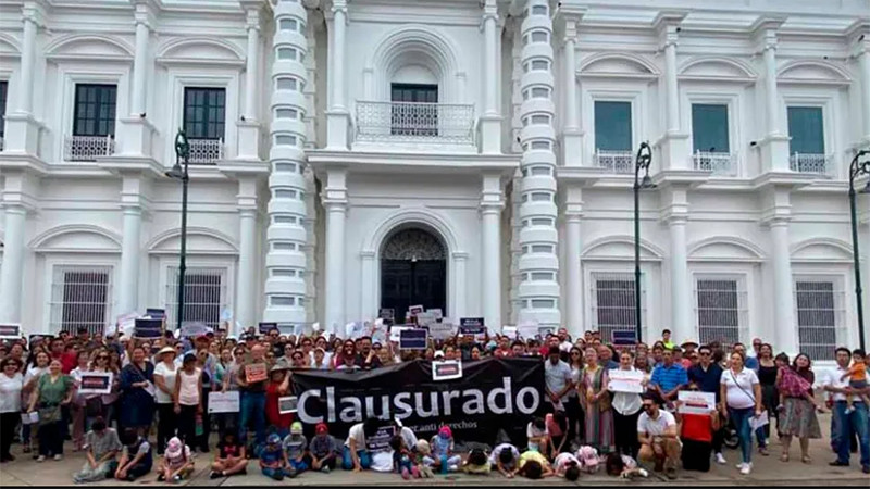 Clausuran padres de familia y organizaciones civiles Palacio de Gobierno en Sonora; protestan por libros de texto 