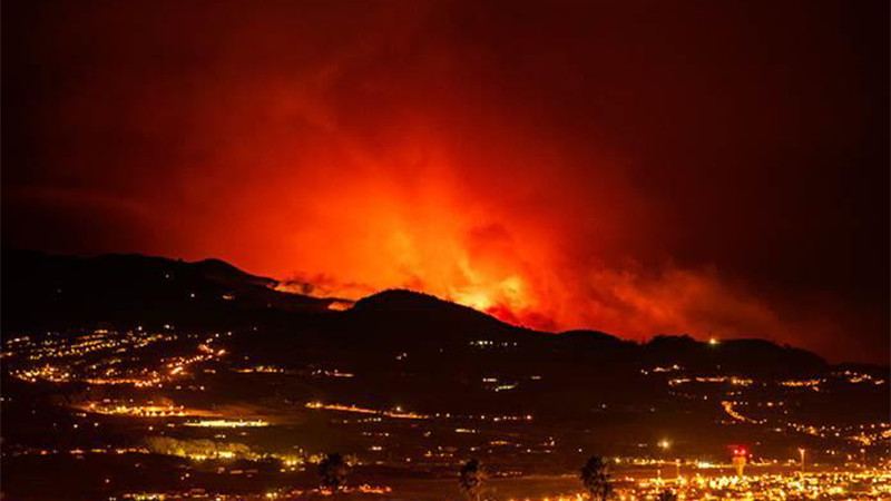 Dificultad para combatir incendios en Grecia e Islas Canarias 