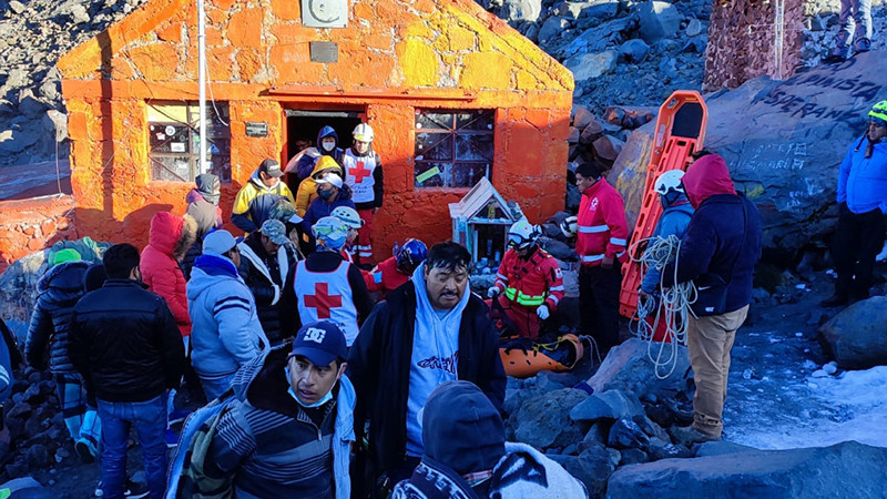 Rescatan cuatro cuerpos de alpinistas muertos en Pico de Orizaba  