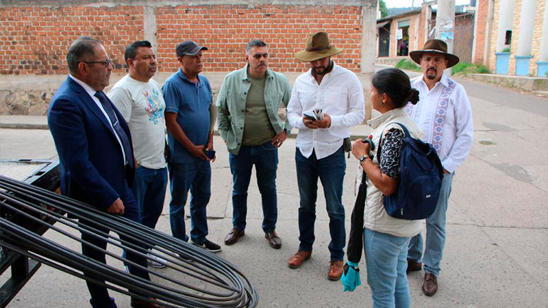 Telléz Marín entrega varillas a familias de la colonia Linda Vista en Ciudad Hidalgo, Michoacán 