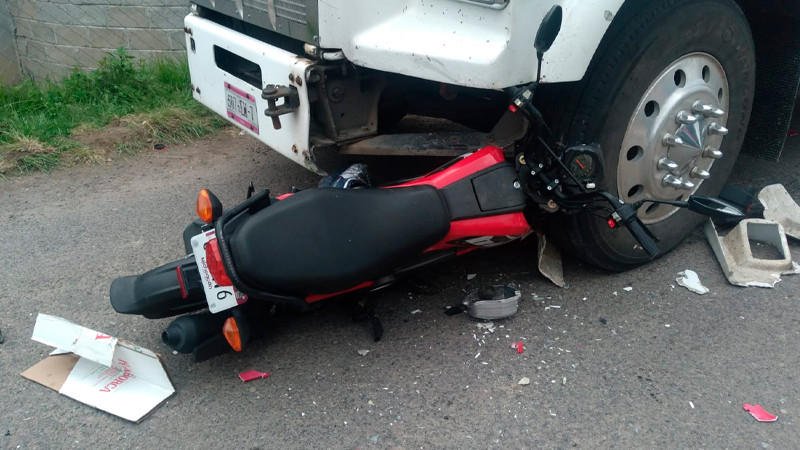 En Zitácuaro, Michoacán motociclista resulta herido en accidente