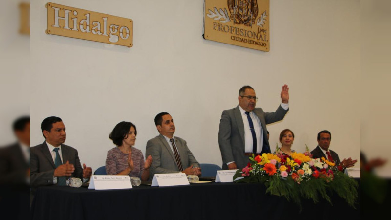 José Luis Téllez y su esposa Graciela Guzmán, apadrinaron la generación 2018-2023 de la licenciatura de derecho del Nodo Regional de la UMSNH