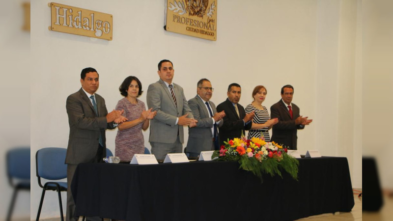 José Luis Téllez y su esposa Graciela Guzmán, apadrinaron la generación 2018-2023 de la licenciatura de derecho del Nodo Regional de la UMSNH