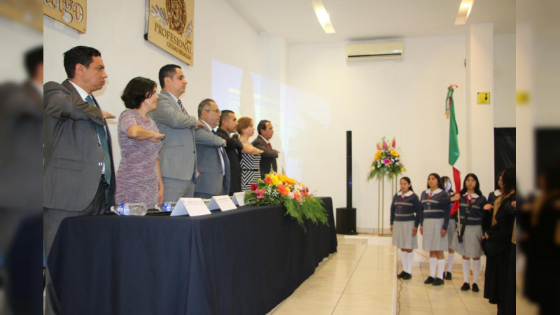 José Luis Téllez y su esposa Graciela Guzmán, apadrinaron la generación 2018-2023 de la licenciatura de derecho del Nodo Regional de la UMSNH