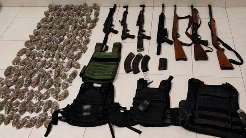 En Jalisco aseguran vehículos con armamento y bolsas con droga