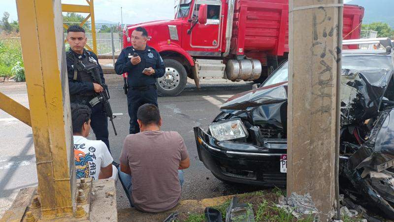 Morelia: Camión de volteo impacta vehículo y deja a padre e hijo heridos cerca de Villas del Pedregal