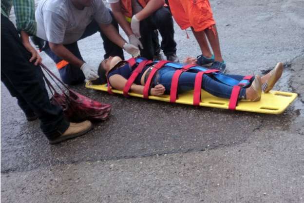 Se lesiona joven estudiante al caer de vehículo en movimiento, en Lázaro Cárdenas, Michoacán - Foto 1 