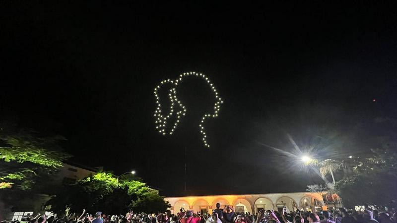 Con espectáculo de drones, cierran filas en apoyo a Claudia Sheinbaum en Apatzingán