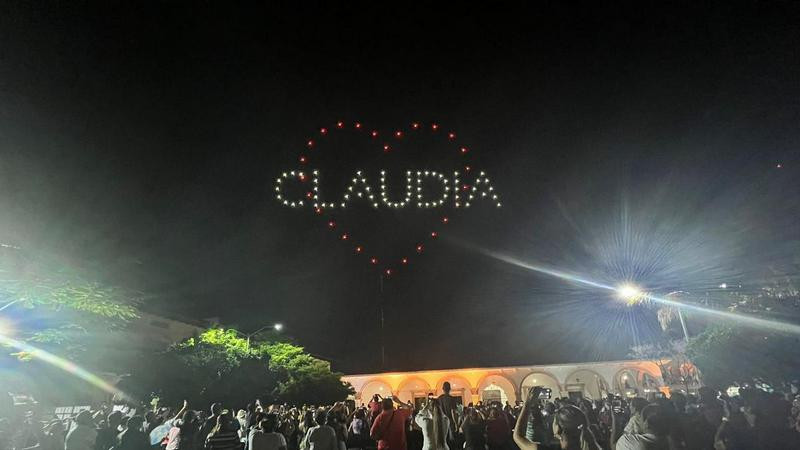 Con espectáculo de drones, cierran filas en apoyo a Claudia Sheinbaum en Apatzingán