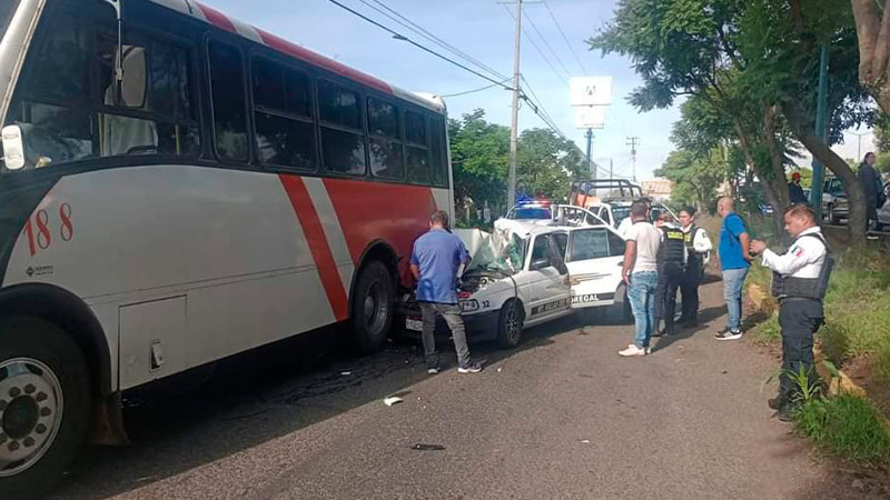 Morelia, Michoacán: Choque entre camión y taxi, deja tres heridos 