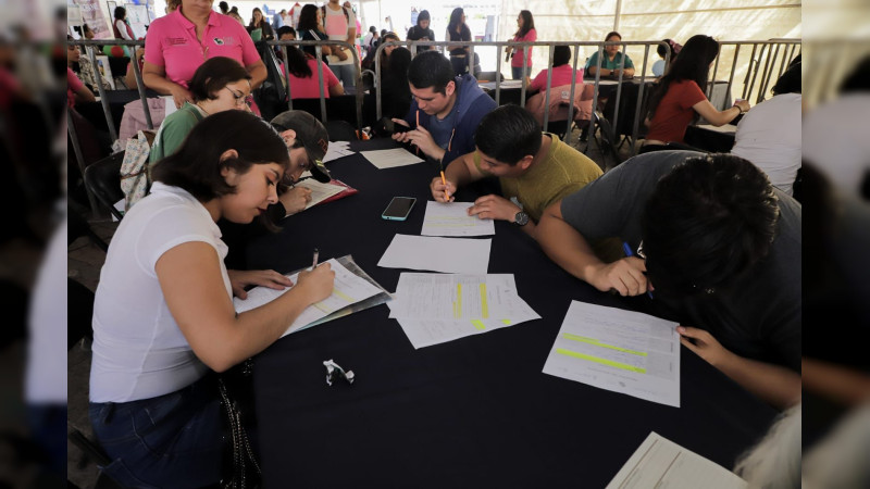 Ofertaron más de mil 500 vacantes para jóvenes en Feria del Empleo