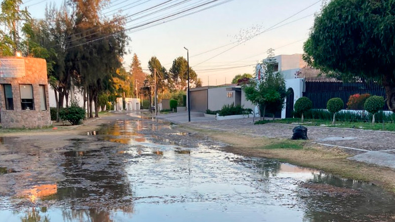 A punto de colapsar, drenaje sanitario de colonia Jurica, en Querétaro 