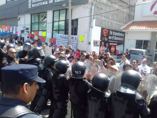 Mujer embarazada y niños resultaron afectados por una granada de gas lacrimógeno en manifestación, SSP asegura que fue un accidente  - Foto 2 