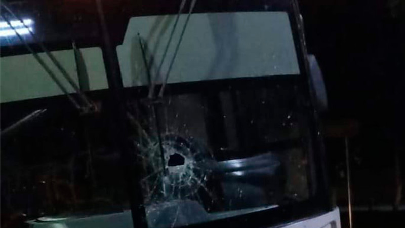 Atacan camión con trabajadores del Cefereso Tazumbos en Buenavista, Michoacán; hay dos heridos 