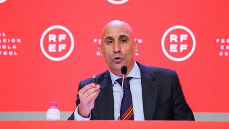 Luis Rubiales no renuncia a la Federación Española de Futbol; “fue un pico consentido”, dice 