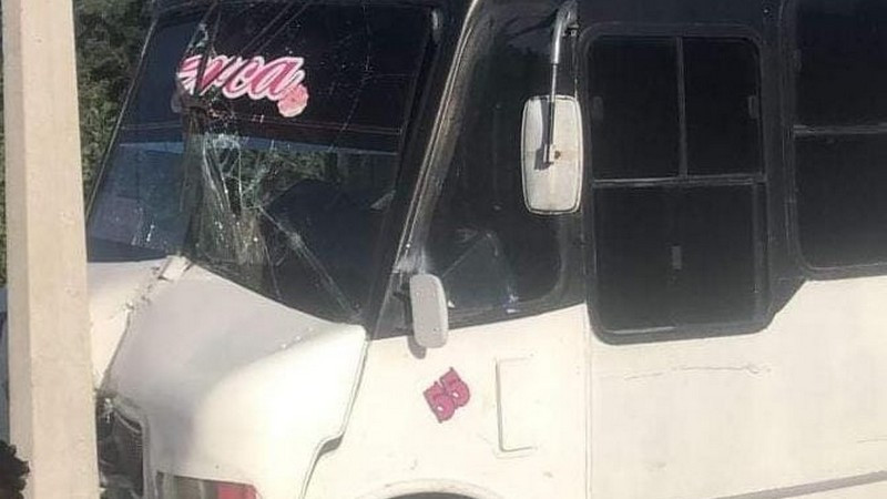 Tarímbaro: Choque de camión Alberca contra poste deja como saldo 6 personas heridas 