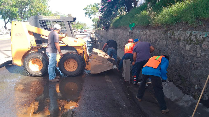 Realiza Gobierno de Morelia limpieza preventiva de cunetas para evitar inundaciones