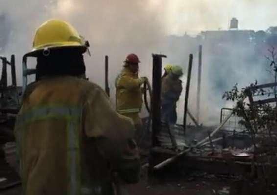 Bomberos sofocan incendio de vivienda en Uruapan, Michoacán - Foto 0 