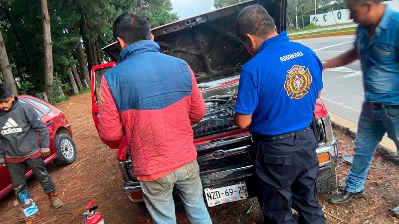 Bomberos de Zitácuaro, Michoacán, atienden incendio de vehículo