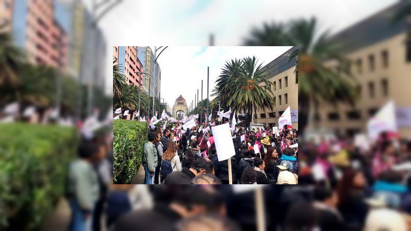 Migrantes haitianos y venezolanos acuden a cierre de campaña de Monreal en Tlatelolco, Ciudad de México  