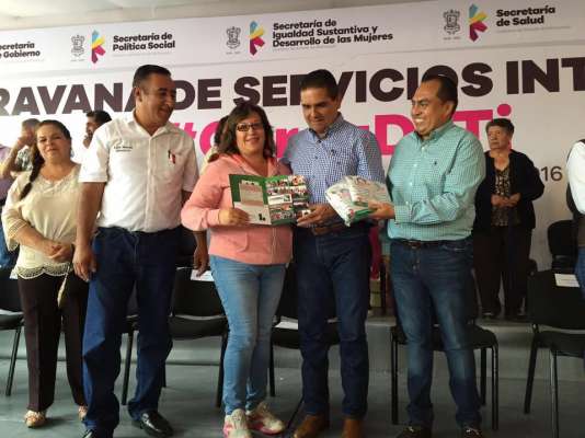 Silvano Aureoles entrega tarjetas a nuevos beneficiarios de Liconsa en Villamar y Chavinda 