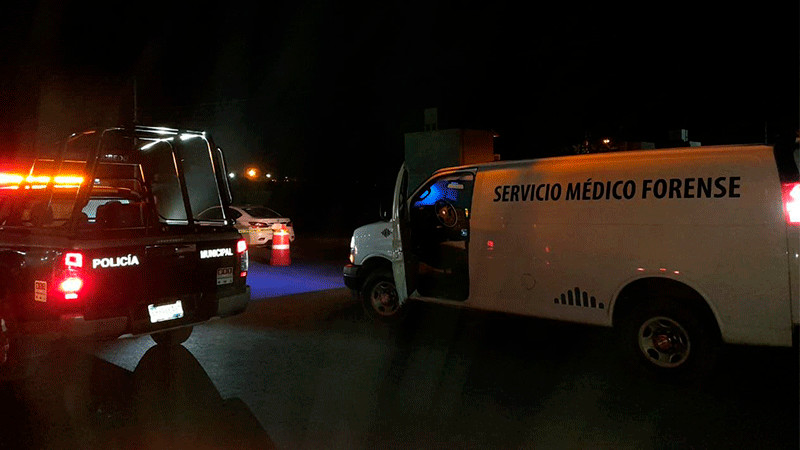 En Querétaro, auto atropella a dos en la 57; uno muere  