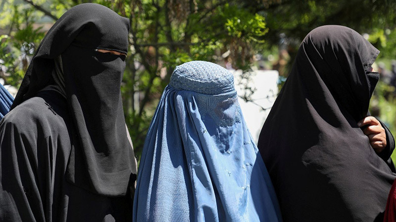 Francia prohíbe en escuelas la abaya usada por musulmanes 
