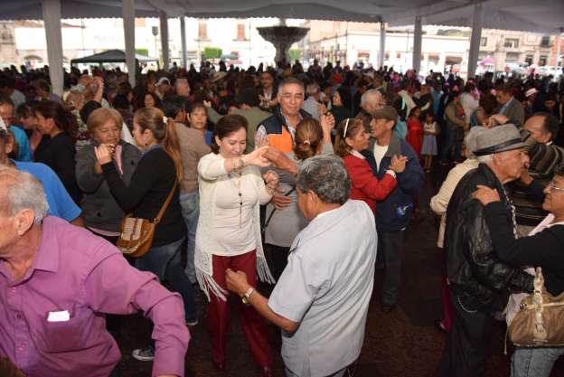 Tarde de música y antojitos mexicanos para adultos mayores  