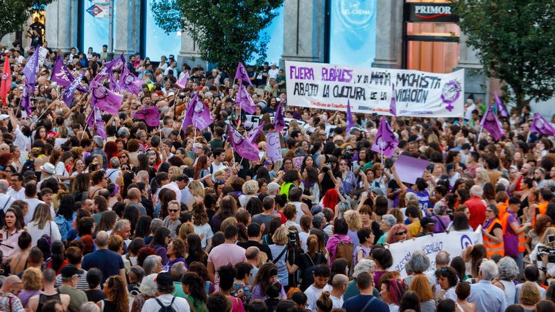 Cientos de personas marchan en favor de Jenni Hermoso y contra Luis Rubiales en Madrid