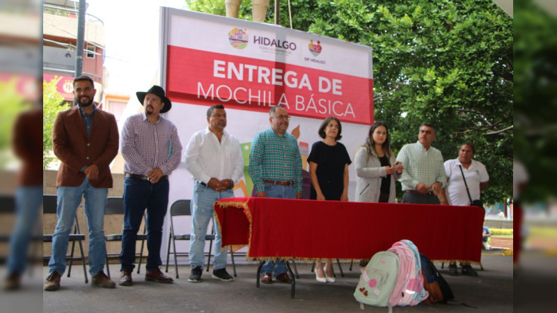 José Luis Téllez Marín, acompañado de su esposa, Graciela Guzmán Bucio, entregó 400 mochilas básicas a igual numero de estudiantes