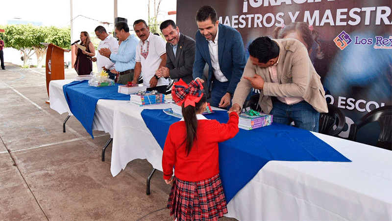 Con entrega de libros Michoacán garantiza educación de niñas y niños: IVEM 