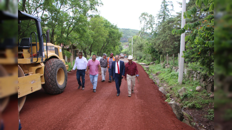Téllez Marín supervisó los trabajos de pavimentación asfáltica en el camino de acceso a Huaniqueo