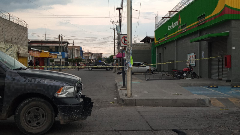 Un hombre es atacado a balazos al salir de una tienda de conveniencia, en Celaya