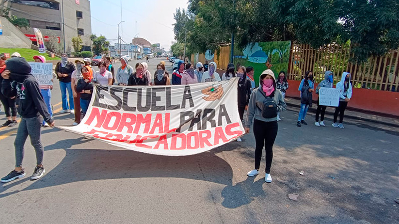 Alumnos piden cambio de directivos en la Normal de Educadoras 