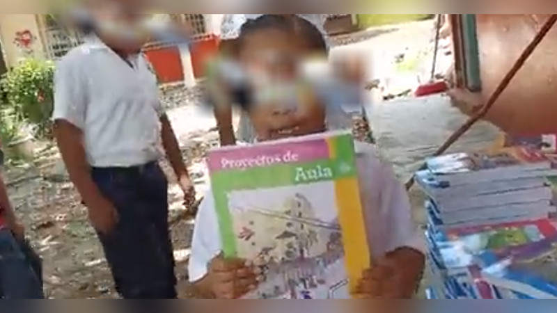 Marx Arriaga es condenado por usuarios de internet al difundir video de niña con libros de texto 