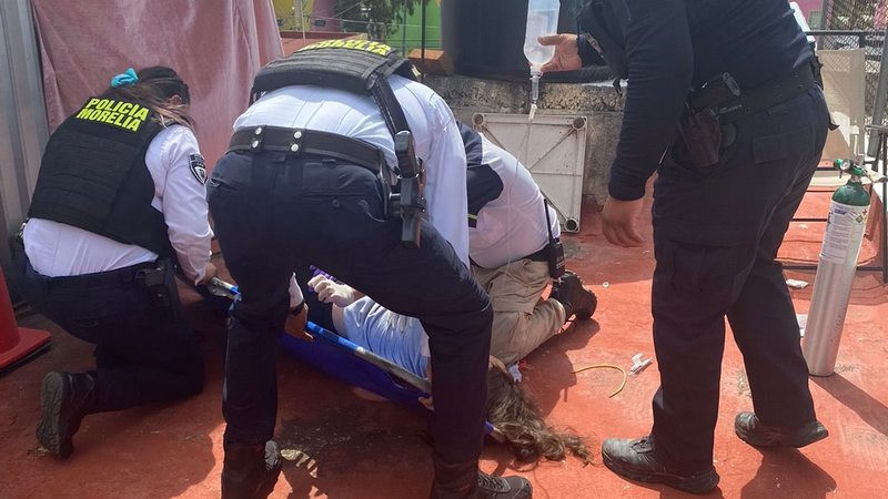 Policía de Morelia brinda atención psicológica y médica a joven en la azotea de su casa 