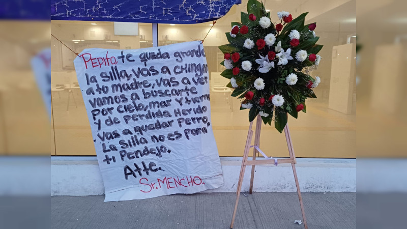 “De perdida herido vas a quedar”: Balean casa de nuevo mando policiaco de Tijuana y le dejan corona fúnebre con manta