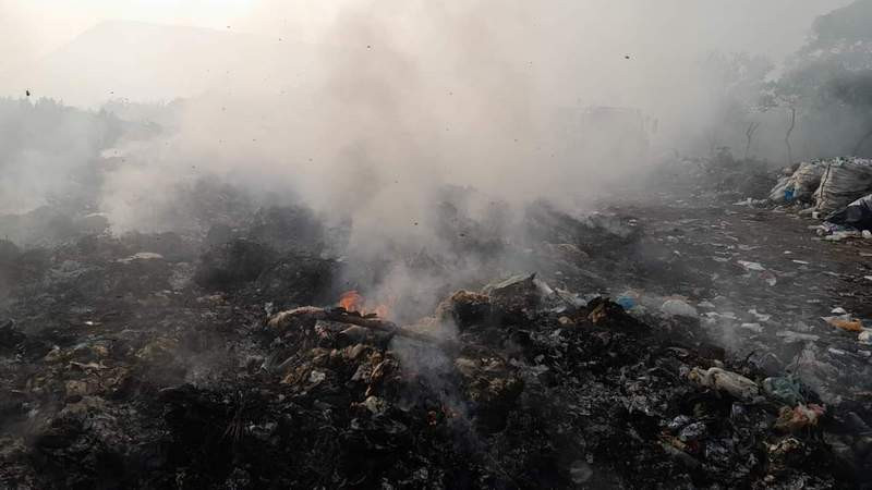 Bomberos de Tangamandapio buscan controlar incendio en basurero municipal